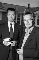 Michael Mathiesen og Erik Stephensen med det lille kamera.   Foto: Jakob Carlsen 