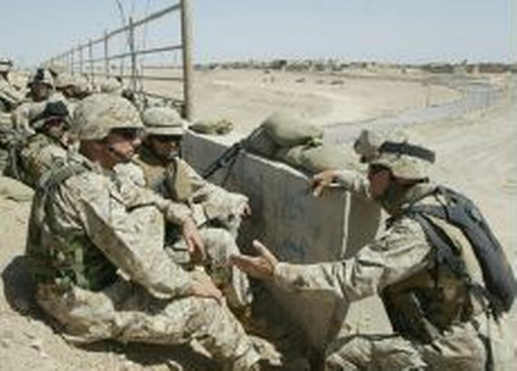 Amerikanske soldater i kamp i udkanten af Fallujah. - Foto: AP 