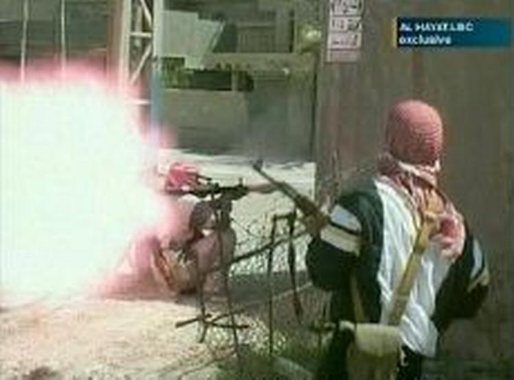 Amerikanske soldater kæmper mod maskerede sunnimuslimske oprørere i Fallujah. - Foto: AP 