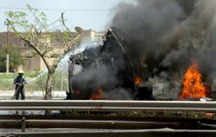 Ni blev dræbt under et angreb på en amerikansk kolonne uden for Bagdad. - Foto: AP 