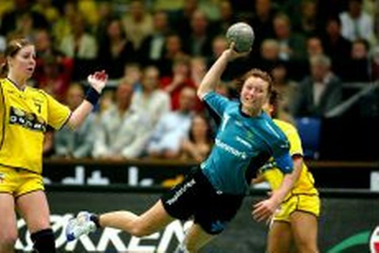 Katrine Fruelund scorer. - Foto: Erik Kragh 