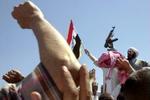Flere tusinde muslimer protesterede fredag mod USA ved en moské i Bagdad. - Foto: AP 