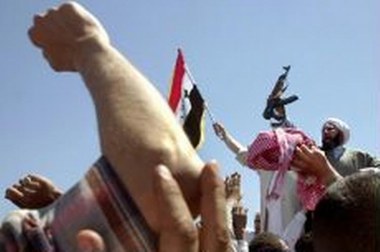 Flere tusinde muslimer protesterede fredag mod USA ved en moské i Bagdad. - Foto: AP 
