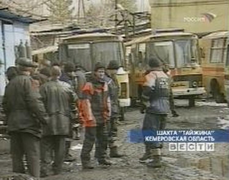 Foto af redningsarbejdere fra tv. - Foto: AP 