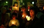 Japanere demonstrerer for handling fra den japanske regering. - Foto: AP 