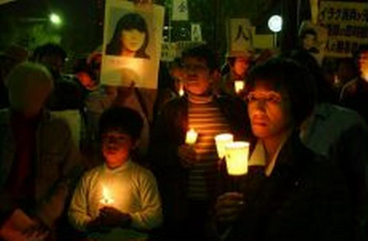 Japanere demonstrerer for handling fra den japanske regering. - Foto: AP 