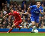 Chelseas John Terry tager bolden. - Foto: AP 