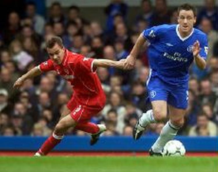 Chelseas John Terry tager bolden. - Foto: AP 