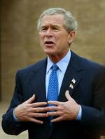 Bush svarer pressen på vej til påskegudstjeneste. - Foto. AP 
