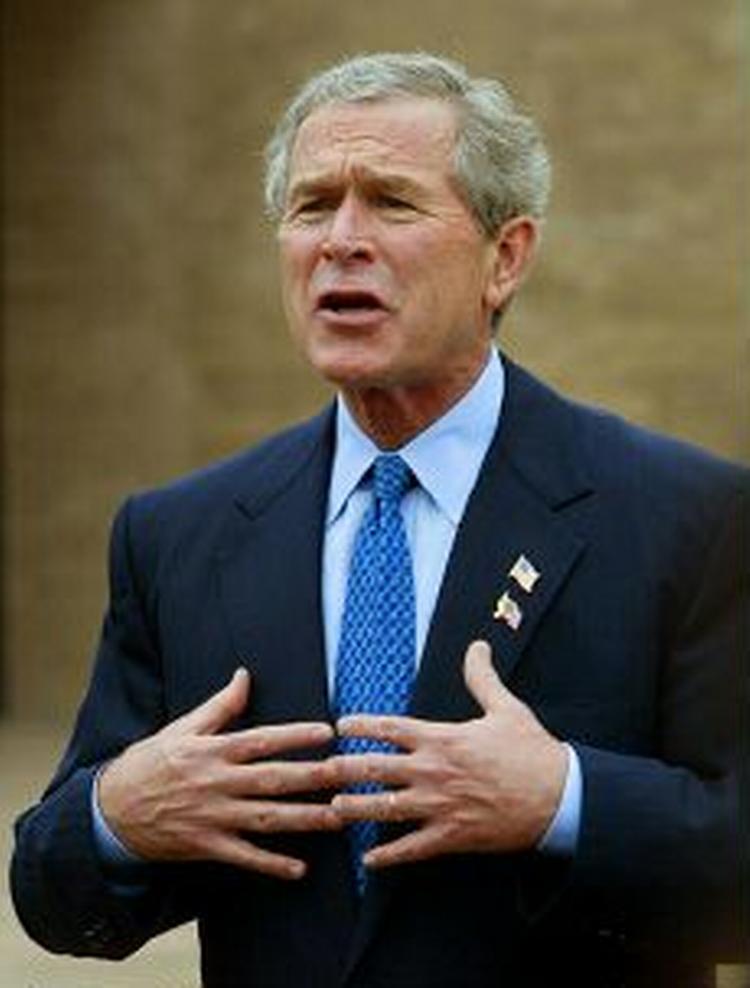 Bush svarer pressen på vej til påskegudstjeneste. - Foto. AP 