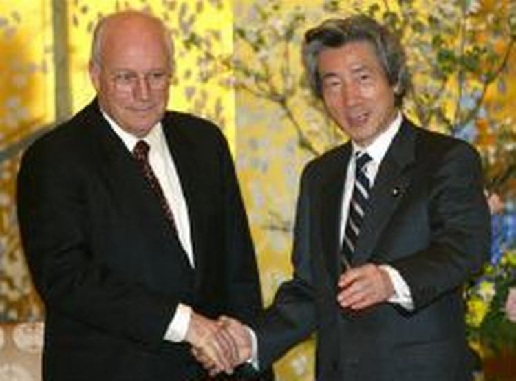 Dick Cheney og den japanske premierminister Junichiro Koizumi. - Foto: AP 