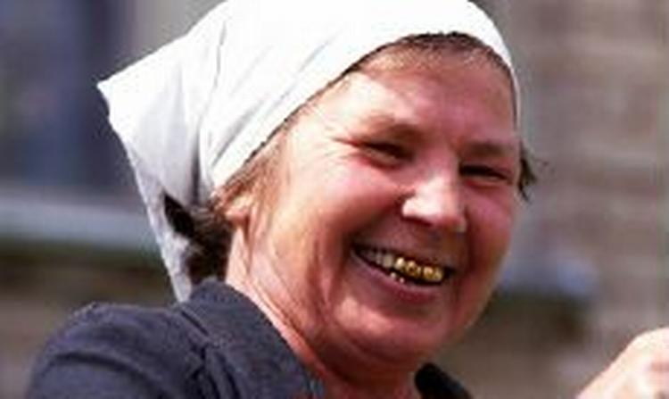 Denne russiske kvinde vil få problemer, hvis hun rejser til Turkmenistan. Her er det nemlig ikke længere tilladt at have guldtænder. - Foto: Thomas Wilmann 