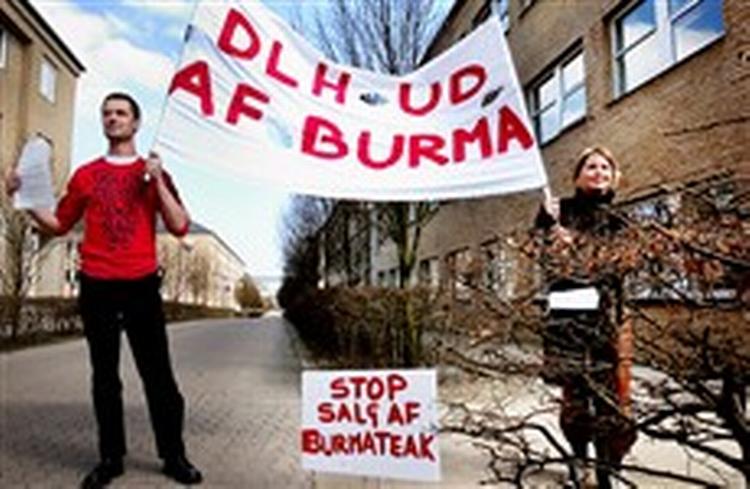 Uden for hotellet i Høje Taastrup, hvor DLH holdt generalforsamling, uddelte Bjarne Ussing og Pia McKee fra Burma-støttegruppen løbesedler. Samtidig fremsatte miljøorganisationen Nepenthes kritik inde i salen.   Foto: Camilla S 