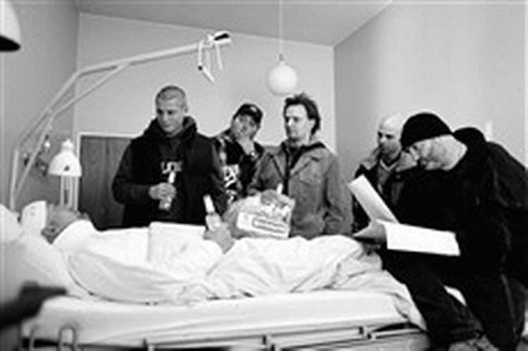 René Diff får besøg af øvede kræfter, som Robert Hansen, Nicolas Bro og Kim Bodnia. Lige meget hjælper det. - PR-foto: Sandrew Metronome 