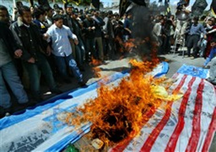 Ministerpræsident Sharon blev mødt med rasende protester, da han vendte hjem fra USA efter at have indgået en aftale med præsident Bush. - Foto: AP 