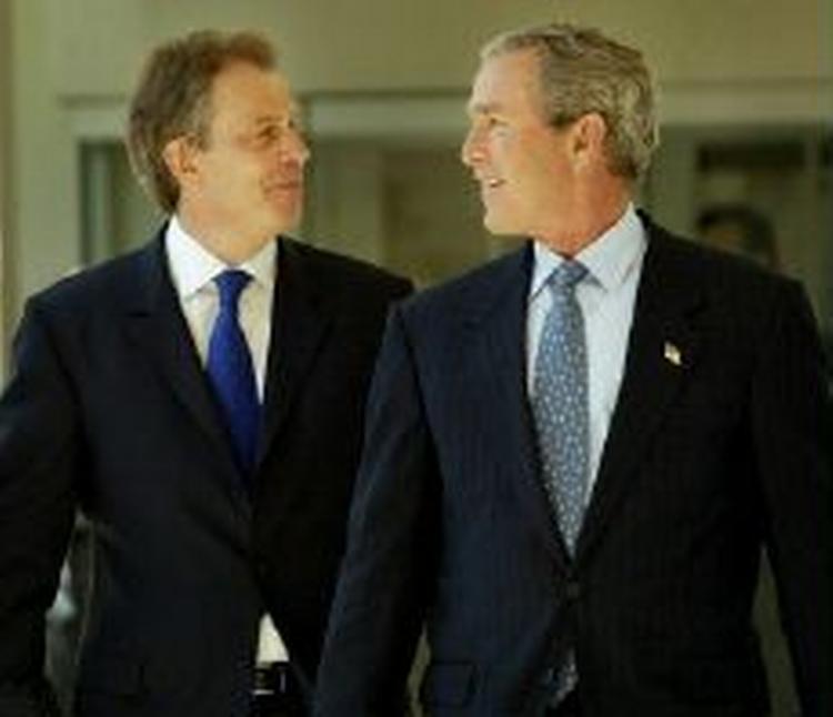 Bush (th) og Blair har slået fast, at datoen for magtoverdragelsen i Irak 30. juni står fast. - Foto: AP 