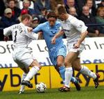 Henrik 'Tømrer' Pedersen (hvid th) har scoret fire gange i de seneste fem Premier League-kampe. - Foto: AP 