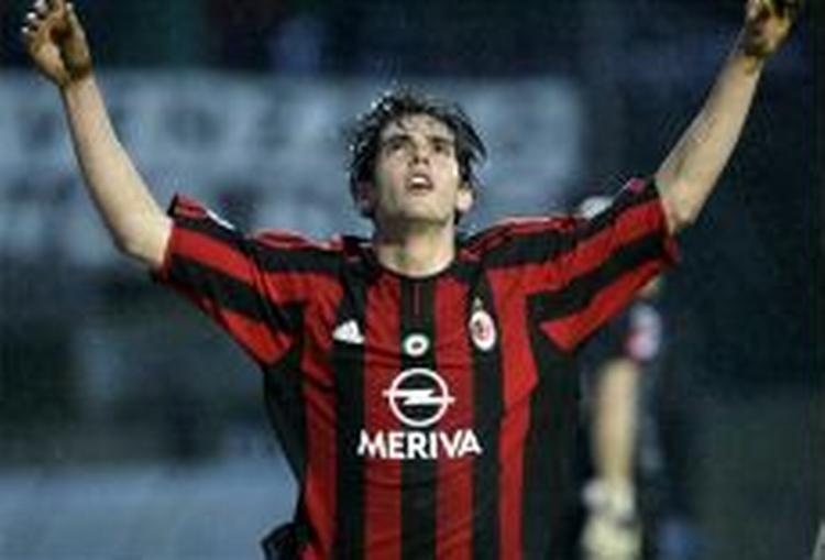 Kaka sender en tak op ad efter at have scoret sejrsmålet mod Siena. - Foto: AP 