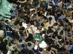 Rantissis lig er båret i skulderhøjde gennem Gaza By. - Foto: AP 