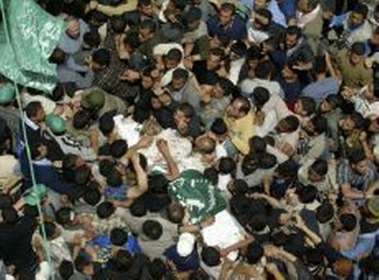 Rantissis lig er båret i skulderhøjde gennem Gaza By. - Foto: AP 