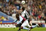 O'Brian vælter Villlas Vassell (hvide shorts) og ser rødt. - Foto: AP 