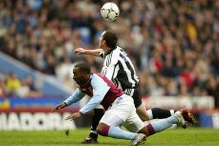 O'Brian vælter Villlas Vassell (hvide shorts) og ser rødt. - Foto: AP 