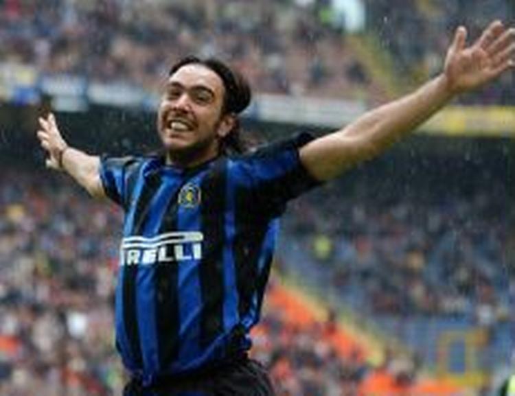 Recoba fra Uruguay jubler efter en scoring i hjemmekampen mod Bologna. - Foto: AP 