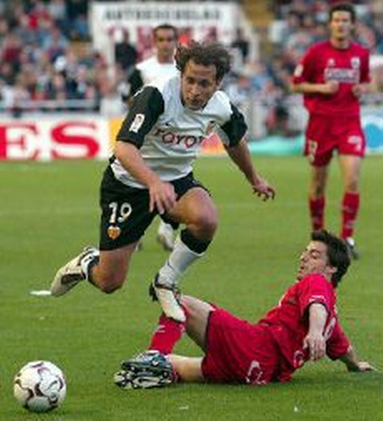 Valencias kantspiller Rufete (hvid) havde vanen tro travlt med at appellere dommerens kendelser mod Real Sociedad. - Foto: APA! 