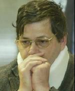 Marc Dutroux under mandagens retssag mod ham. En ung kvinde, der overlevede 80 dage i fangenskab i Marc Dutroux' kælder, spurgte under retssagen Dutroux, hvorfor han ikke havde dræbt hende. - Foto: AP 