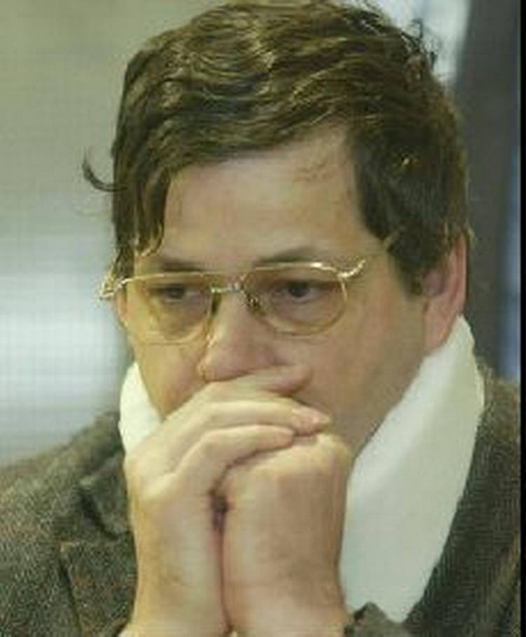 Marc Dutroux under mandagens retssag mod ham. En ung kvinde, der overlevede 80 dage i fangenskab i Marc Dutroux' kælder, spurgte under retssagen Dutroux, hvorfor han ikke havde dræbt hende. - Foto: AP 