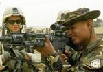 En amerikansk soldat (tv.) sammen med en kollega fra Honduras. - Foto: AP 