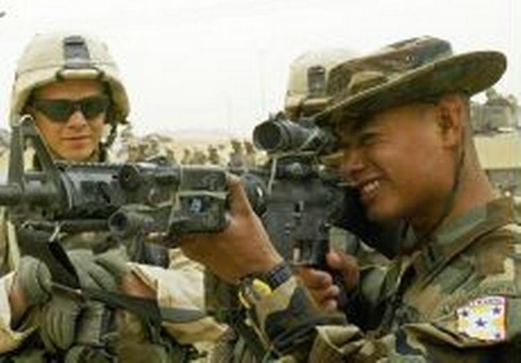 En amerikansk soldat (tv.) sammen med en kollega fra Honduras. - Foto: AP 
