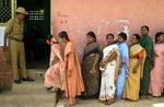 En række af stemmeberettigede kvinder gør klar til at afgive deres stemme i Bangalore i Indien. - Foto: AP 