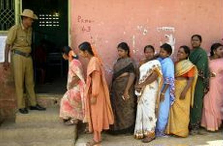 En række af stemmeberettigede kvinder gør klar til at afgive deres stemme i Bangalore i Indien. - Foto: AP 