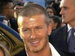 David Beckham ankommer til en privat jubilæumsfest. Iført nyt hår. Det har trukket forsider. - Foto: AP 