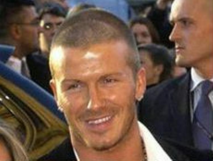 David Beckham ankommer til en privat jubilæumsfest. Iført nyt hår. Det har trukket forsider. - Foto: AP 