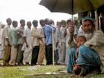Vælgerne stod i kø i Indien i dag. - Foto: AP 