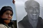 Mange står ved uden for fængslet til støtte for Vanunu. - Foto: AP 