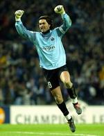 Porto har i øvrigt fejret semifinalepladsen ved at forlænge kontrakter med målmand Vitor Baia og anfører Jorge Costa. - Foto: AP 
