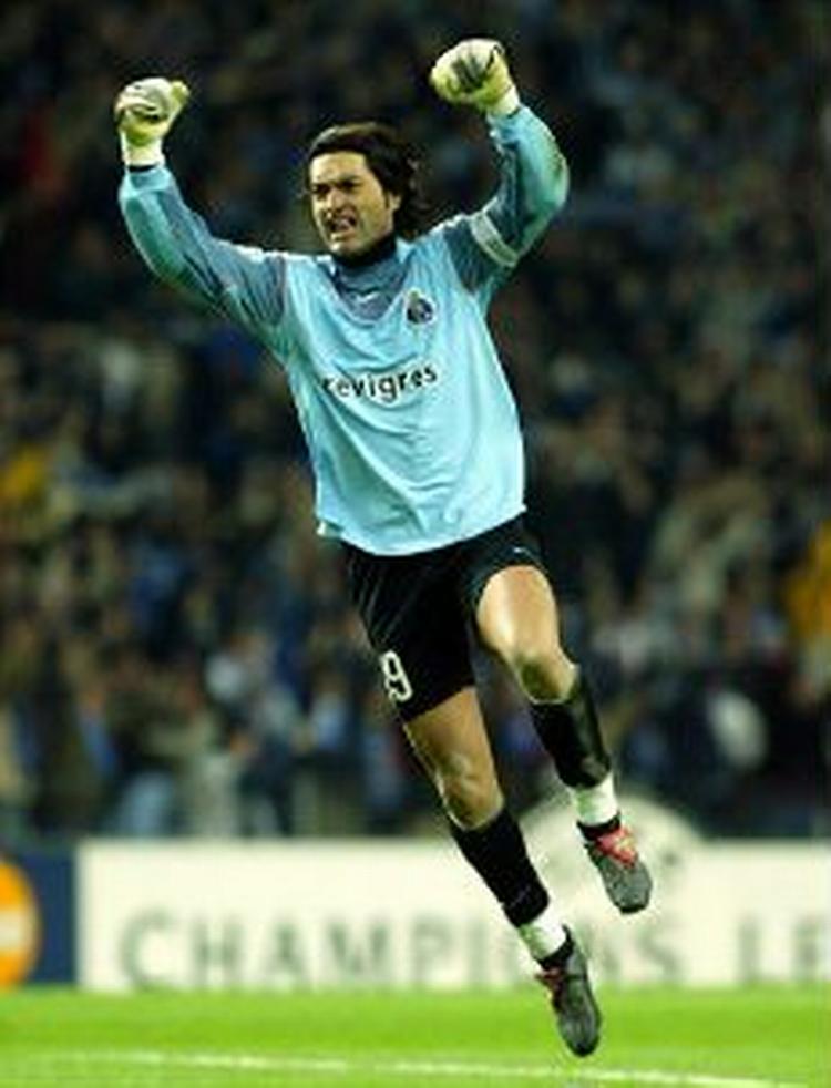 Porto har i øvrigt fejret semifinalepladsen ved at forlænge kontrakter med målmand Vitor Baia og anfører Jorge Costa. - Foto: AP 