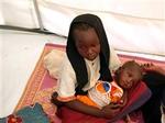To søstre blandt de 110.000 på flugt i nabolandet Tchad.   Foto: AP 
