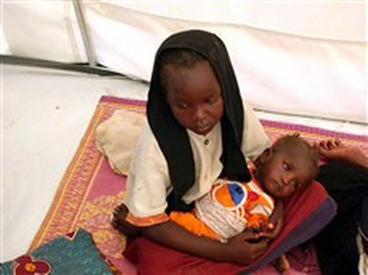 To søstre blandt de 110.000 på flugt i nabolandet Tchad.   Foto: AP 