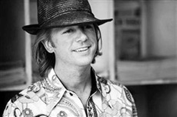 David Spade forsøger forgæves at forene farce og alvor i rollen som den voksne Dickie Roberts. - Foto: UIP 