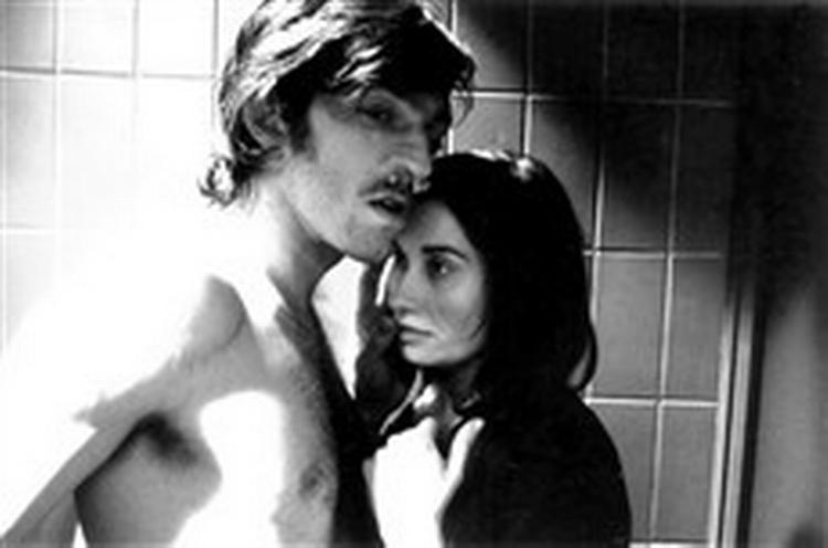 Den 35-årige døve Carla og den lidt ældre kriminelle Paul, spilles af Emmanuelle Devis og Vincent Cassel. - Foto: Marco Film 