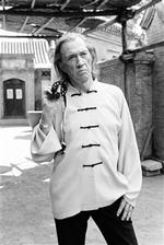 Her er han så, Bill, der skal dræbes. David Carradine spiller ham furet, filosofisk, bundløs i sin amoral og magisk maskulin i sin perverst omhyggelige diktion. - Foto: Nordisk Film 