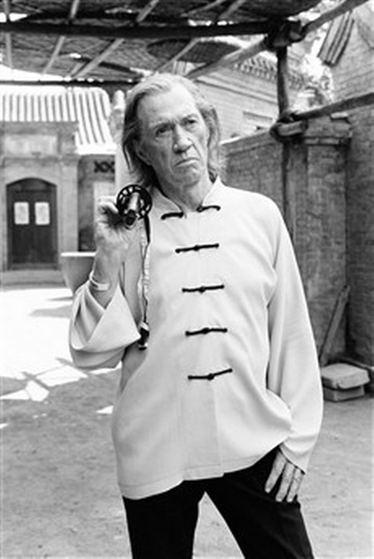 Her er han så, Bill, der skal dræbes. David Carradine spiller ham furet, filosofisk, bundløs i sin amoral og magisk maskulin i sin perverst omhyggelige diktion. - Foto: Nordisk Film 