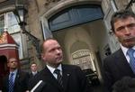 Søren Gade og Anders Fogh Rasmussen foran Amalienborg. - Foto: Finn Frandsen 