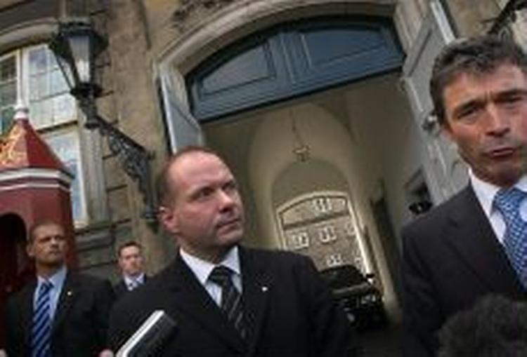 Søren Gade og Anders Fogh Rasmussen foran Amalienborg. - Foto: Finn Frandsen 