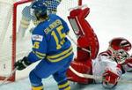 Andrreas Salomonsson scorer mod Peter Hirsch. - Foto: AP 