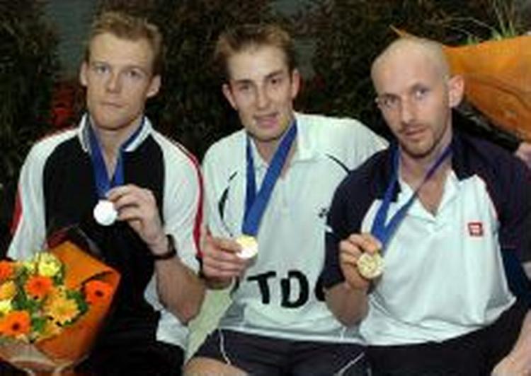 Anders Boesen, Peter Gade og Anders Jonassen med medaljerne i mændenes single. - Foto: AP 